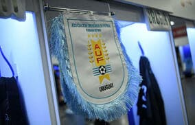 ウルグアイ代表のホーム新ユニフォームは超シンプル！ アウェイは新鮮かつ大胆不敵のコンセプトも“コピペ”と揶揄