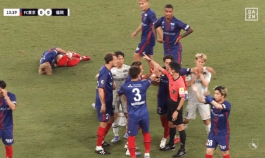 スタジアム騒然！危険な“後方タックル”がノーカード…「退場やろ」「VAR介入なし？」選手＆ファンが不満を募らせた瞬間