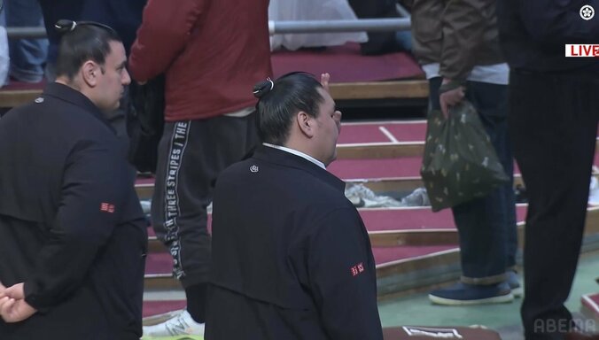 観客に手を振り返す優しい照ノ富士