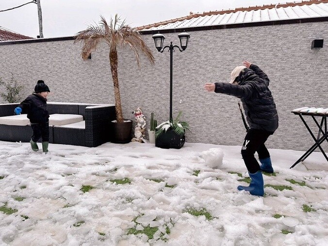  辻希美、子ども達と雪の積もったバルコニーで遊ぶ様子を公開「見事な雪だるまを作りました」  1枚目