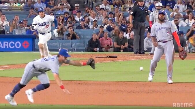 【写真・画像】ベッツ逆転弾で大谷翔平も吠えた！ “MVPコンビ”の信頼関係滲む光景に「ベッツ迎える大谷の顔泣けた」SNS上も感涙　1枚目