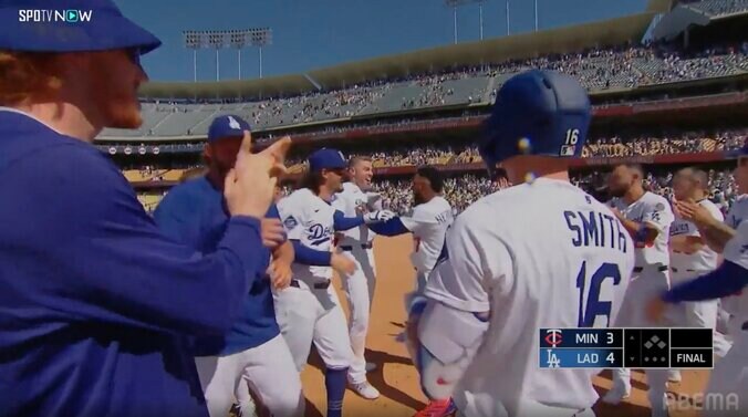 劇的サヨナラでド軍ナインがお祭り騒ぎ！「大谷さんの激走も素晴らしい」殊勲打のフリーマンに「ポンっ」大谷が労う“歓喜の瞬間” 5枚目