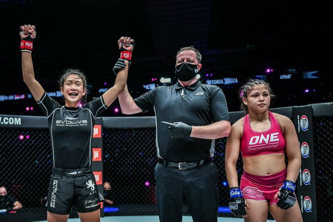 17歳・女子MMAファイター、無慈悲なヒジで壮絶KO 「容赦ない」「顔はやめてあげて」ファンからは悲痛な声も 2枚目