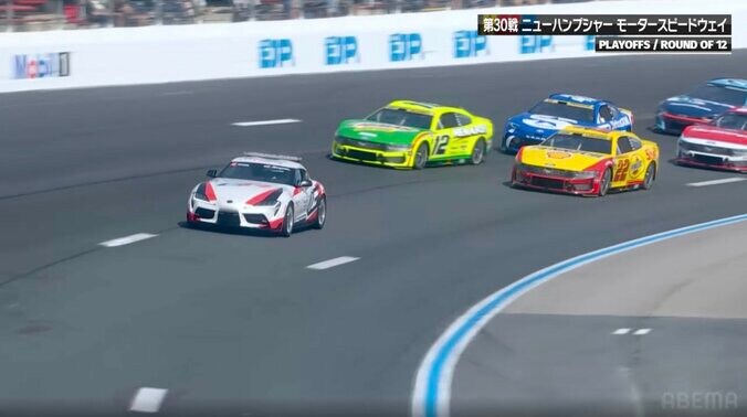 「レースカーよりかっこいい」白いGRスープラに異例の注目！ 来春“絶版”も…全米人気レースで先導する姿が話題 2枚目