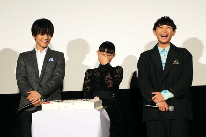 岩田剛典、グダグダ誕生日サプライズに苦笑い 21歳迎えた杉咲花に「ごめんね」　『パーフェクトワールド 君といる奇跡』舞台挨拶 8枚目