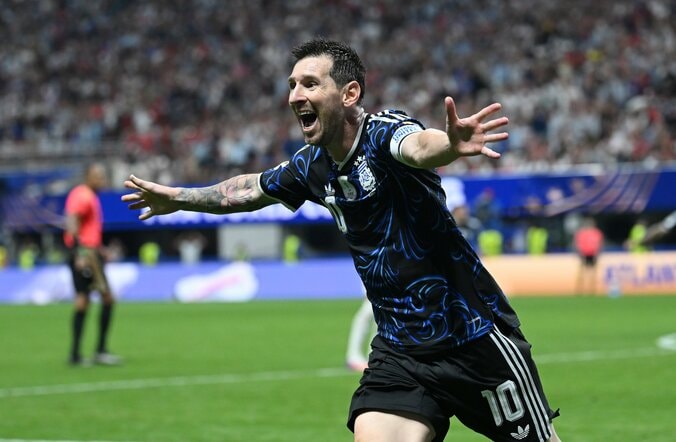 【W杯】王者・アルゼンチン、イングランドに2ー1逆転勝ち！メッシの2アシストで死闘を制して史上3カ国目の連覇に王手 3枚目