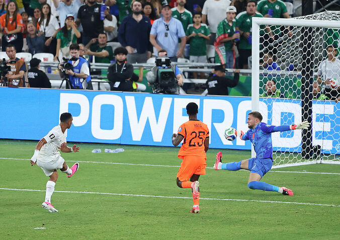 【写真・画像】【W杯】モロッコの守護神が「すげー止め方」 PK戦で衝撃の“仁王立ち”神セーブ…強豪オランダ撃破で驚きと称賛　1枚目