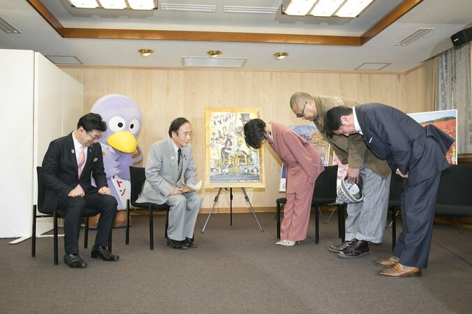 『翔んで埼玉』二階堂ふみらが謝罪を兼ね、現埼玉県知事へ表敬訪問 2枚目