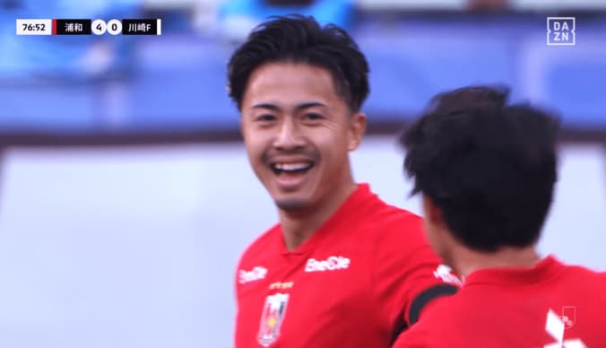 【写真・画像】J1最終節の“PK判定”が物議！「押してる」「そんな大袈裟な」広島DFが湘南MFに倒された瞬間をめぐってネット騒然　1枚目