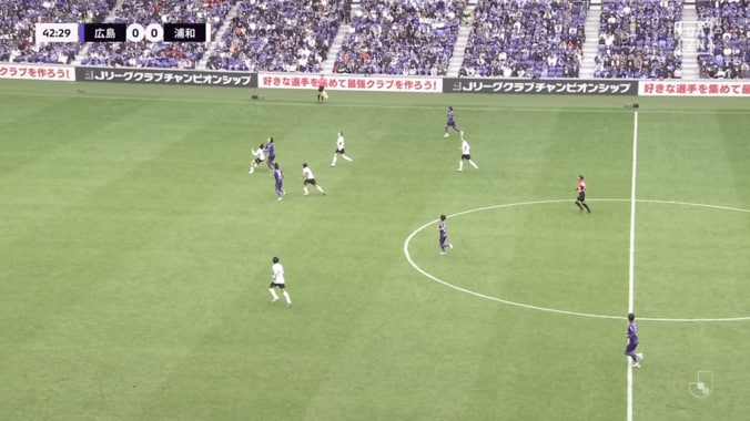 「どうしたんだよ…」浦和、外国人MF＆DFの“淡白な連続ミス”で失点「なんで見物？」「もう少しまともなクリアを」ファン落胆 5枚目