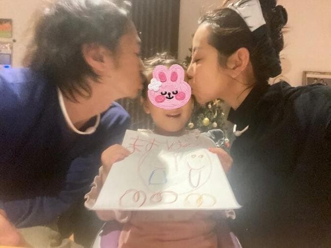  PINKY、夫・窪塚洋介と娘にキスをする家族ショットを公開「嬉しくて泣きました」  1枚目