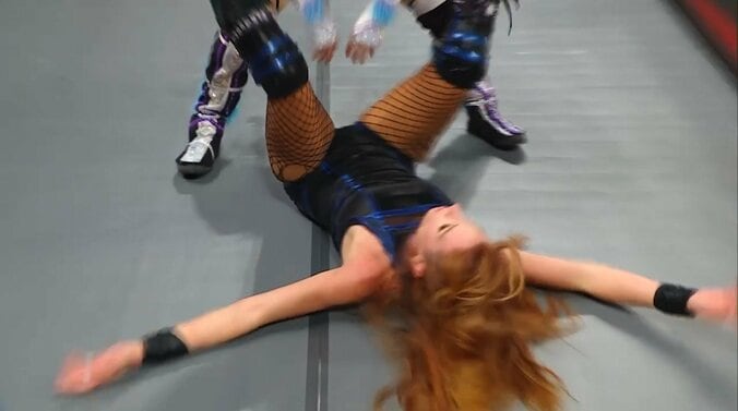 日本人女子スーパースターも“大の字” 場外でヒヤリの攻防「頭守った」咄嗟の受け身に反響も 4枚目