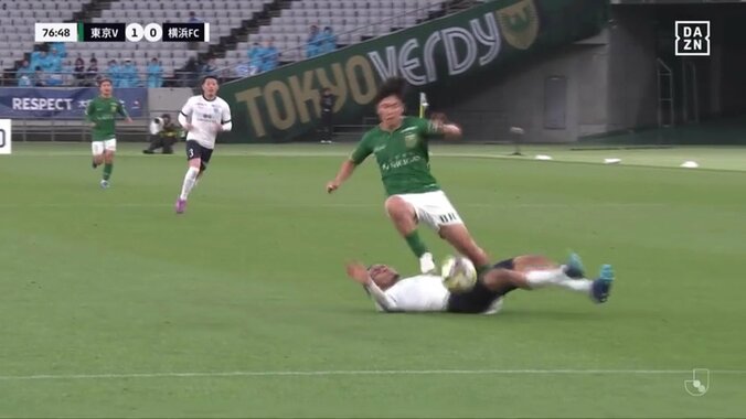 「ファールじゃねぇの」「赤だろ」足を刈り取る危険タックルがノーファールで物議「ちょっと足いってましたけど」元日本代表も苦言 2枚目