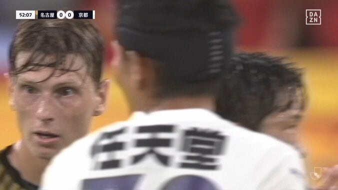 あわや乱闘勃発！名古屋ユンカーが激昂する相手を挑発→小競り合いでスタジアム騒然「リスタートでまた荒れる」「森島のやつイエロー出しちゃったから…」 4枚目