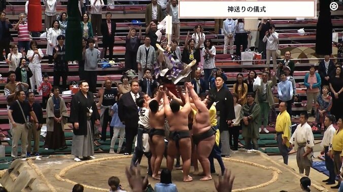 「あぁ、土俵に穴が」「なんか出てきた」大相撲、千秋楽の最後に驚きの光景「初めて見た」ファン興味津々 2枚目
