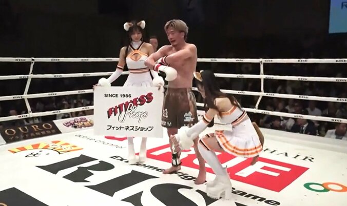 トロフィーを下に