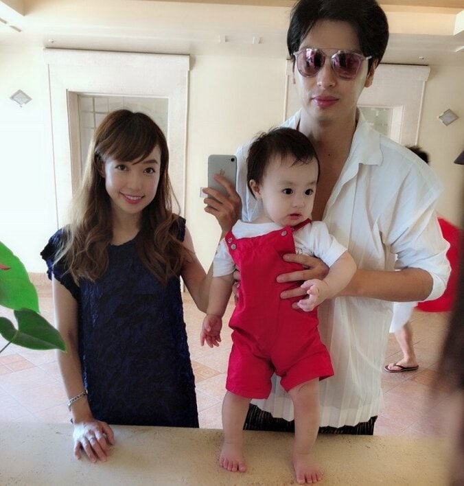 アレク、自身の幼少期の家族写真と現在を比較「そっくりじゃん」 2枚目