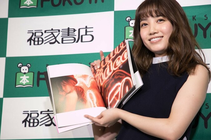 加藤玲奈の“念願の写真集”を見た入山杏奈の感想は「女の子のためのエロ本」!? 4枚目