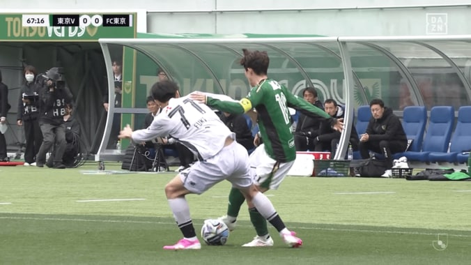 「何その股抜き…」ヴェルディ10番の“お誘いフットサル突破”にファン驚愕！ラモス瑠偉に愛される森田晃樹が元同僚を翻弄「上手すぎて笑う」 3枚目