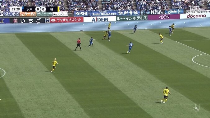 「これでレッド？」「踏んでるやん」柏MF、足裏で踏みつけて痛恨の一発退場「バランス崩した結果だと思うんだが…」ファンの意見真っ二つ 4枚目