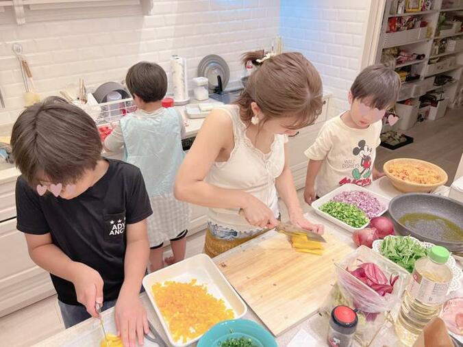  辻希美、息たち子が夕食の手伝いをする姿を公開「何だかいい光景だった」  1枚目