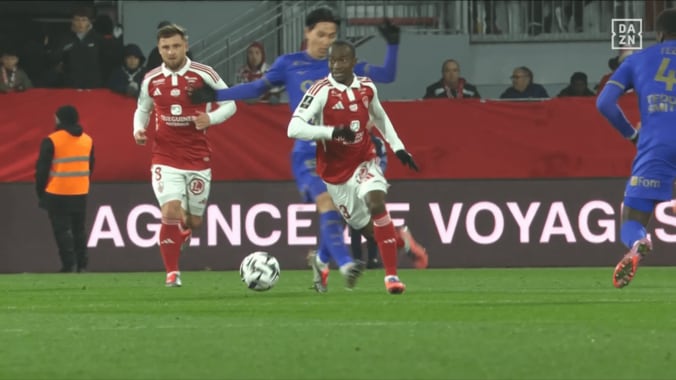 「シミュレーションだろ！」南野拓実への“謎のイエローカード”にファン騒然…「審判にはうんざり」「ファウルすらない」微妙すぎる判定の瞬間 4枚目