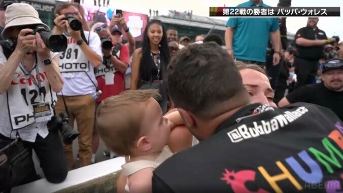 “100レース未勝利の男”、劇的優勝直後に捉えた“感動の光景” 妻と抱擁…子供を抱き上げ、サーキット喝采「一生忘れられん思い出やろな」 2枚目