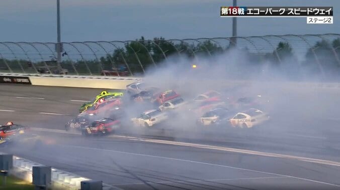 「何台巻き込まれたか」23台が絡む大クラッシュで赤旗中断 米レースの今季最大級事故に放送席騒然「逃げ場がない」 5枚目
