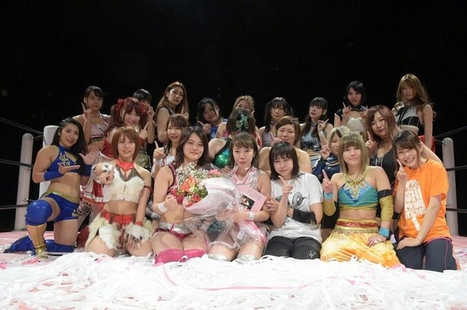 “女子アナレスラー”滝川あずさ、1vs16変則マッチで涙の引退　最後は自らマイクで「ギブアップ」 3枚目