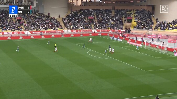 「ノールックだったんじゃない？」南野拓実、圧巻のジャンピングフリック炸裂！「いい動き」ワンタッチで攻撃の流れを加速させた瞬間 5枚目