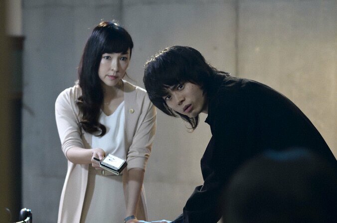 祐太郎（菅田将暉）が詩織（コムアイ）の死体を発見　残されたエンディングノートに書かれていたのは…『dele』第2話あらすじ（場面写真15枚） 13枚目