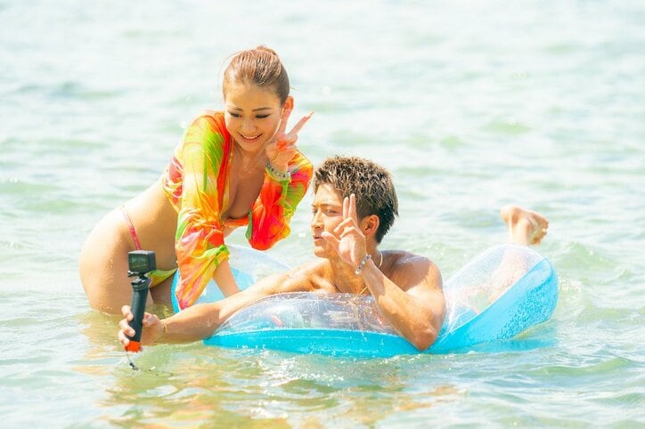 小麦肌ギャル＆プロサーファーが海で水着デート 浮き輪でイチャイチャ「最高～！」