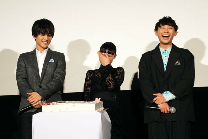 岩田剛典、グダグダ誕生日サプライズに苦笑い 21歳迎えた杉咲花に「ごめんね」　『パーフェクトワールド 君といる奇跡』舞台挨拶