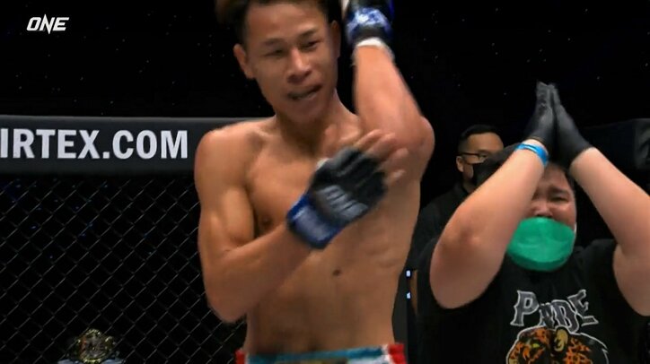 「深い…」戦慄のヒジで目尻が… 衝撃の逆転TKOに「速すぎて見えなかった」視聴者騒然