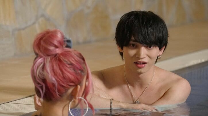 【写真・画像】美人女社長たちのセクシーなビキニ姿に男たちが大興奮！プールで密着おんぶレース　2枚目