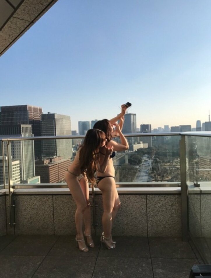 熊田曜子、磯山さやかとグラビア撮影 息ぴったりのオフショット公開