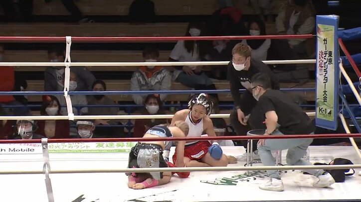 女子“壮絶KO”に「前蹴りでひと刺しだ！」実況が絶叫 「はじめてみた」視聴者も騒然