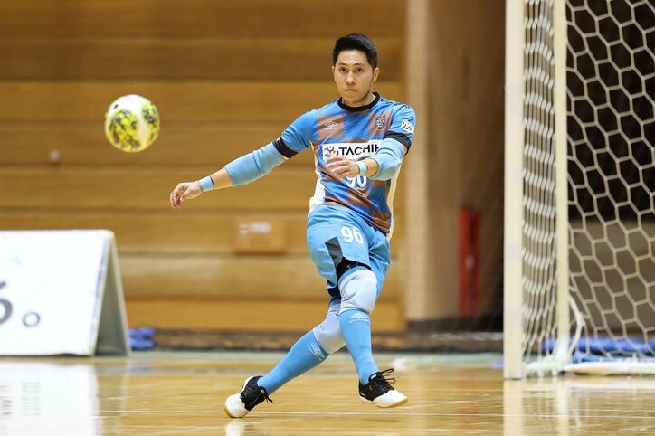 GKがドリブルでサイド突破の衝撃 “ゴールがら空き＆あわやアシスト”に視聴者「ハラハラしちゃう…」