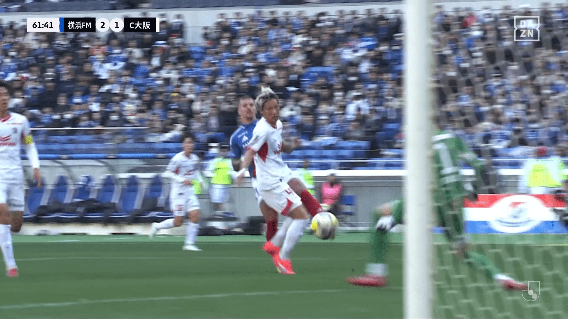 まさかのパスからクルークスがきっちり決める