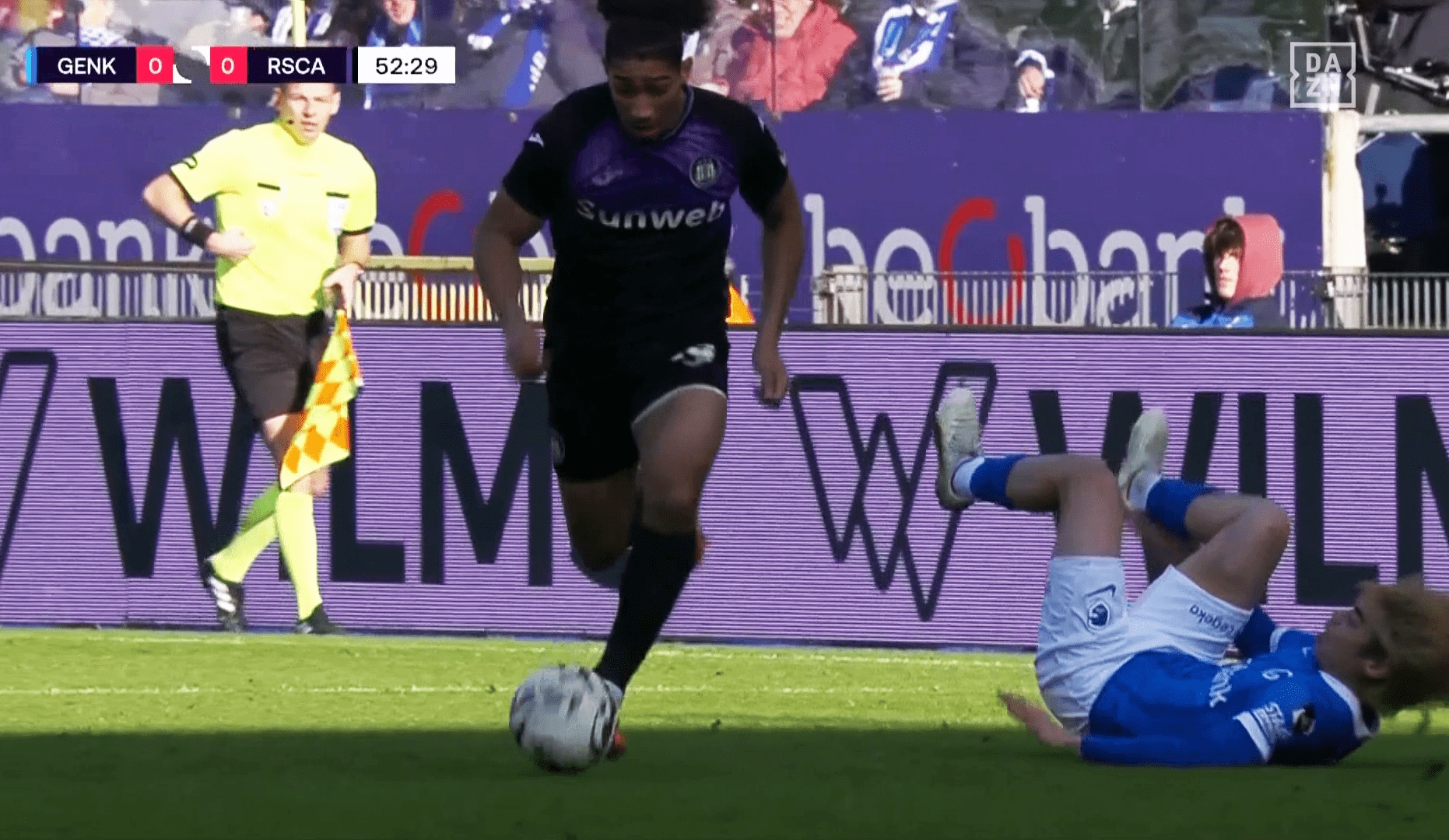 倒れ込む伊東純也