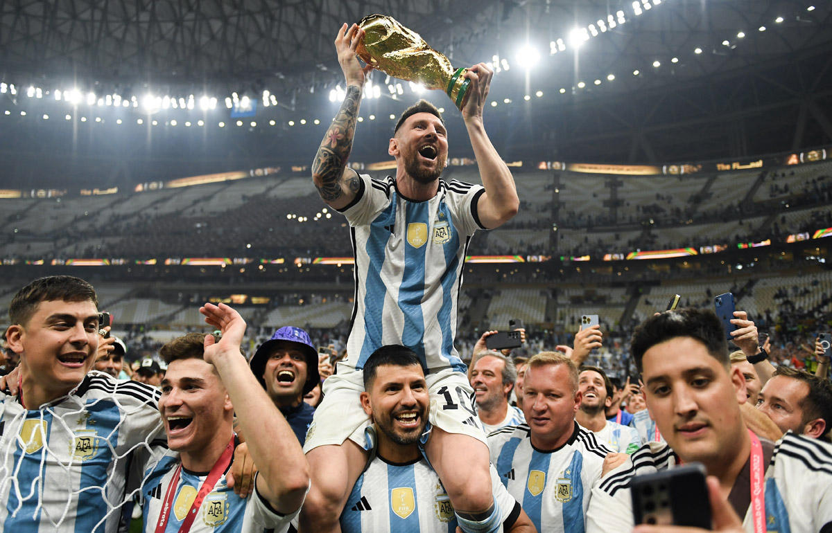 36年ぶりW杯優勝のアルゼンチン、特別仕様のバスでパレード 無数