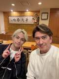 川崎麻世、IMP.横原悠毅らと寿司を堪能「お互いの距離感も近くなり」 