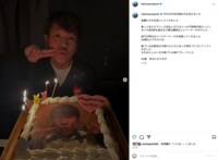 FUJIWARA・藤本敏史、“特注バースデーケーキ”とのピースショット披露「信子が用意してくれた」