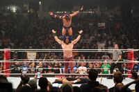 【映像】“超巨人”レスラーが「前代未聞」の合体技