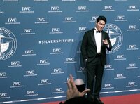 鈴木亮平、10年ぶりに訪れたパリでのタキシード姿を公開「いい刺激になりました」