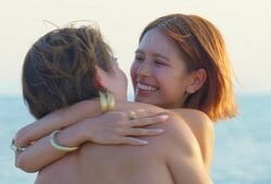 「ワンピースのナミのスタイル」と話題！ウエスト55センチのインフルエンサーが海で飛びつき、熱烈キス「超大好きだよ」