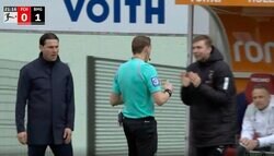 一体、何が起きた！？ 審判がブチギレ！→突然ピッチの外へ歩き出す… ベンチからの度重なる抗議に怒りのイエローカードが炸裂した瞬間