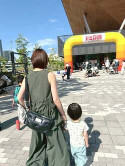 南明奈、息子がテンション上がっていた『トミカ博』 親子ショット公開「どんどん集めたくなるよね」 