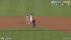 あぶない！ ドジャース戦で珍事発生…とんでもない大暴投→審判の“ファインプレー”で全員苦笑いの一部始終「ナイス塁審ｗ」