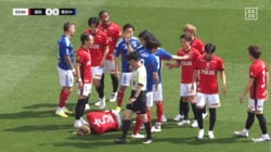 「VARあるのにイエロー？」浦和FW、異例のジャッジ問題視…マリノスFWの肘が首に直撃で物議「しっかり仕事してほしい」